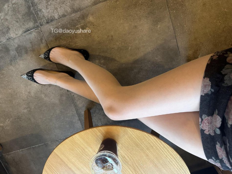 小仙女Elaine 2025-11-07 15:56:05 美腿暴击怼镜拍 第14张