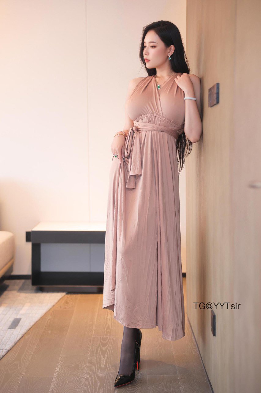 娜比 2025-11-09 19:07:55 肤色深V领连衣裙😍➕若隐若现 第4张