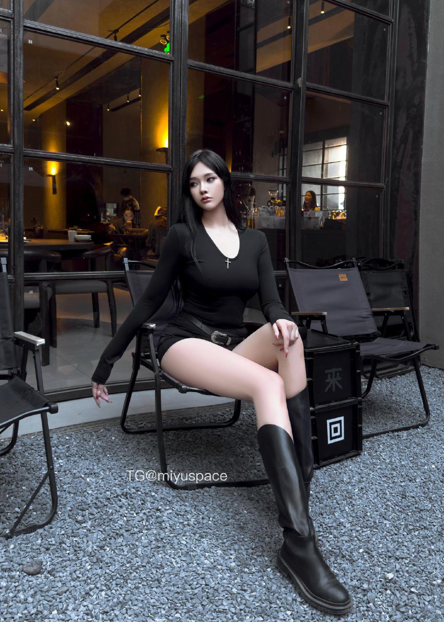 娜比 2025-11-10 10:56:06 15张性感辣妹风 暗黑精致感 第12张