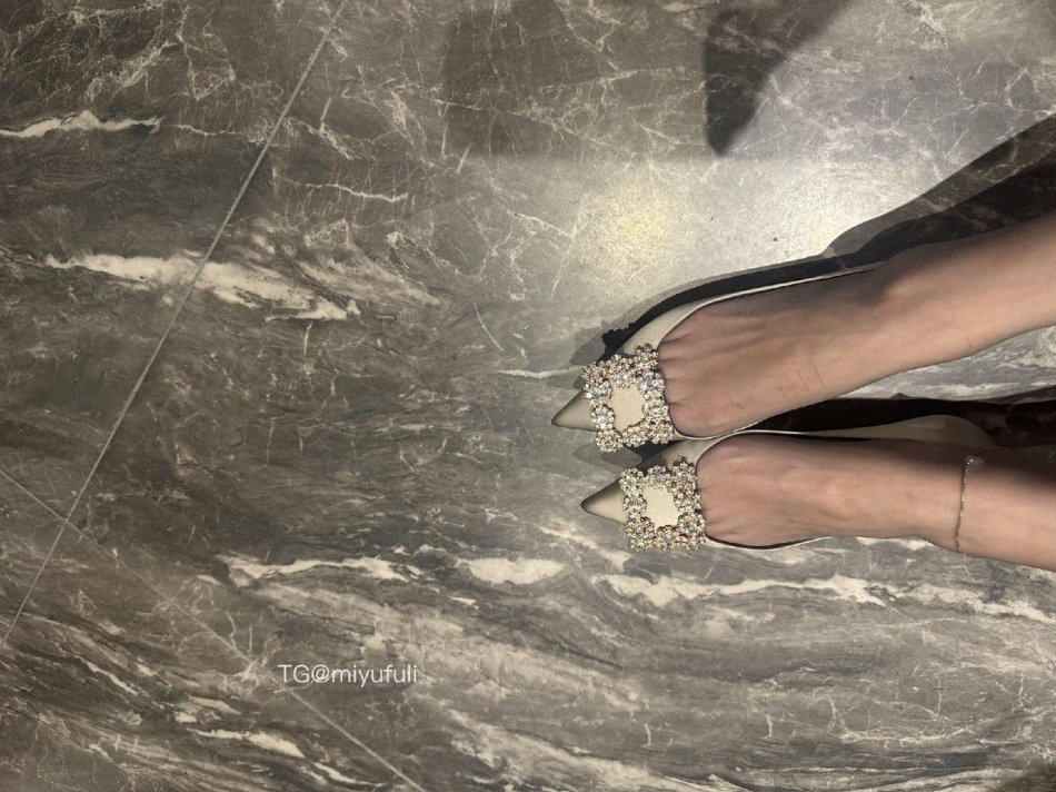 小仙女Elaine 2025-11-12 17:51:39 九张绝美福利 脚控诱惑 第2张