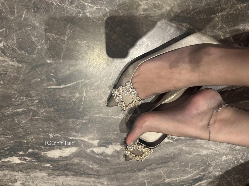 小仙女Elaine 2025-11-12 17:51:39 九张绝美福利 脚控诱惑 第3张