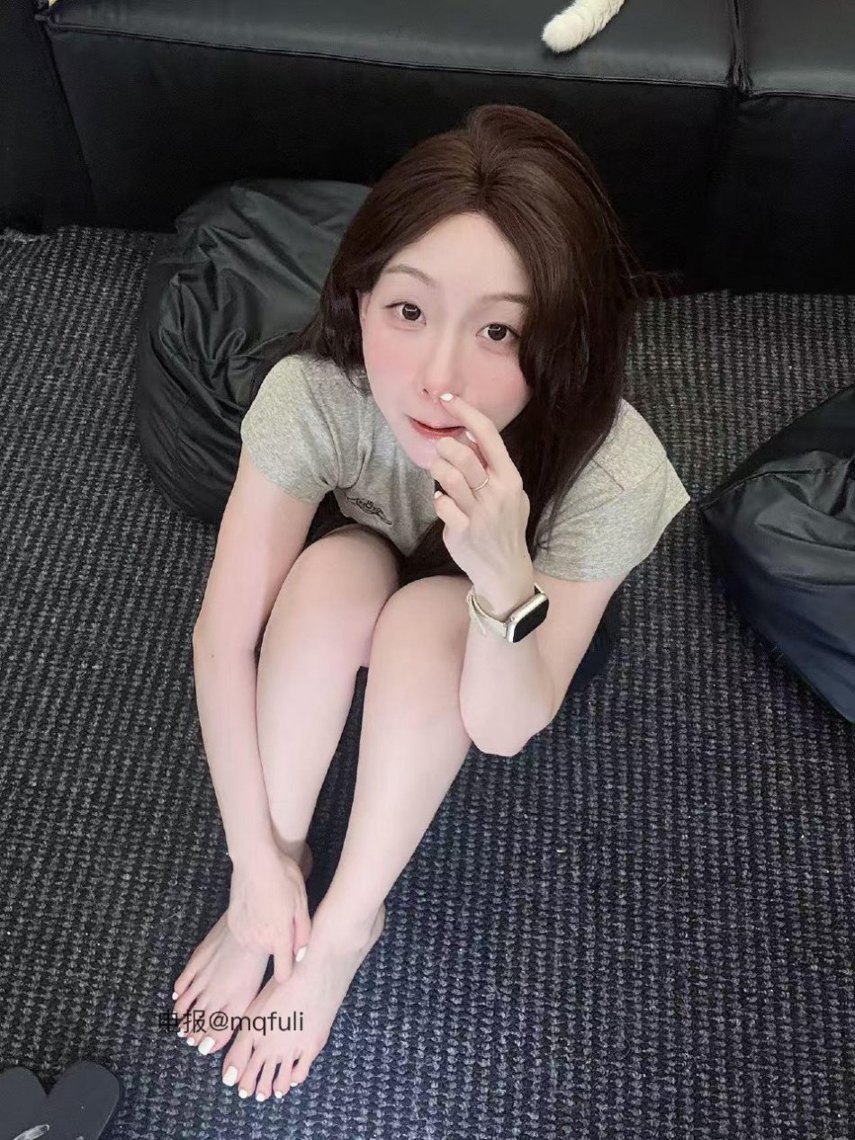 别拔虎牙 2025-11-12 21:21:54 一览无遗的大长腿和脚脚 第3张