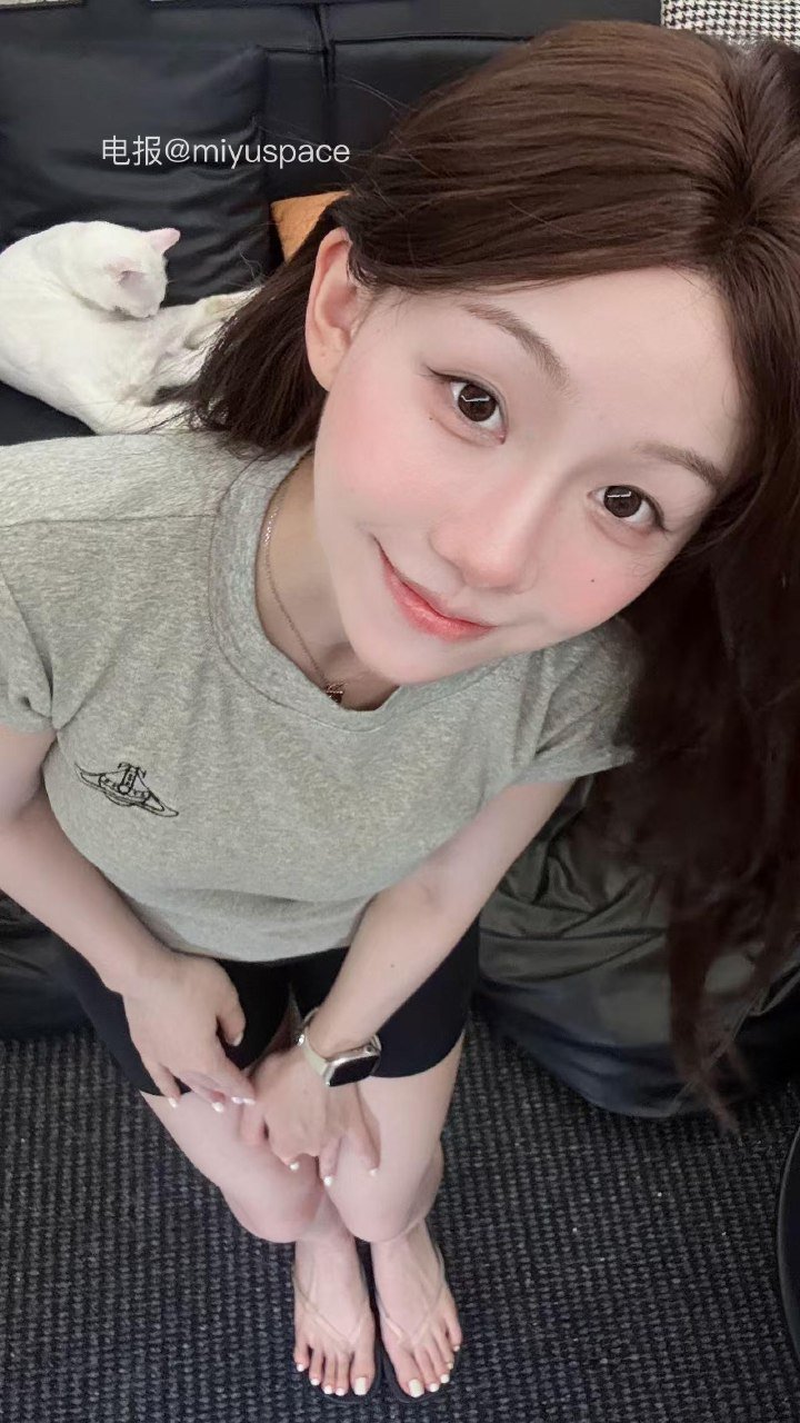 别拔虎牙 2025-11-12 21:21:54 一览无遗的大长腿和脚脚 第7张