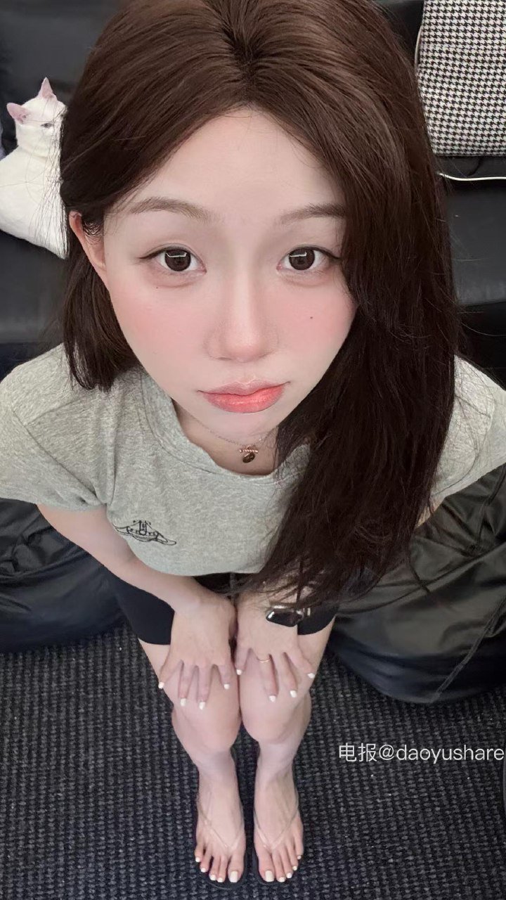 别拔虎牙 2025-11-12 21:21:54 一览无遗的大长腿和脚脚 第6张