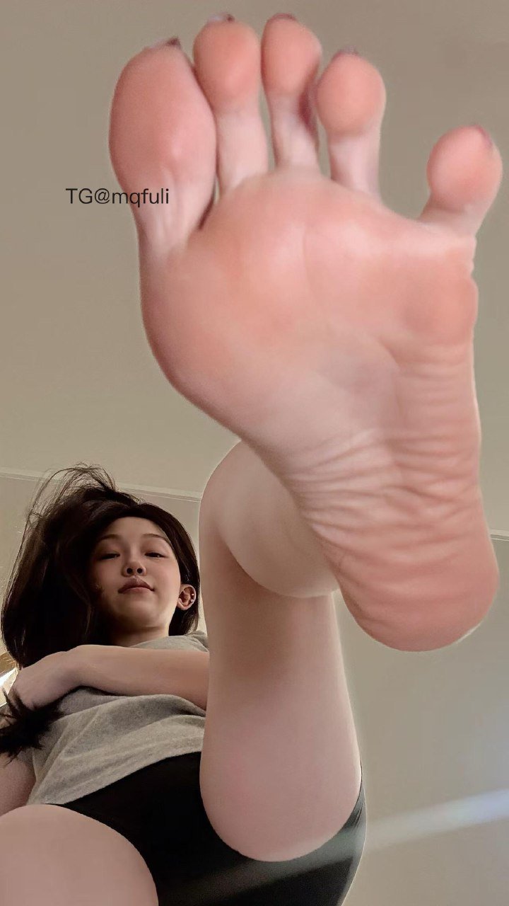 别拔虎牙 2025-11-12 21:21:54 一览无遗的大长腿和脚脚 第13张