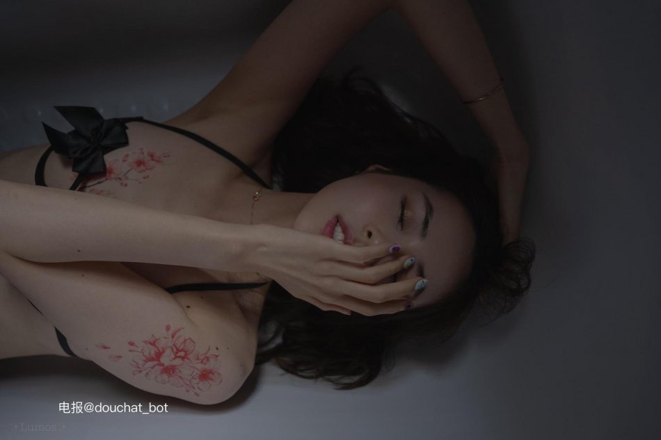 Lumos 2024-04-20 10:29:41 浴缸写真|光与影的交织中,探索自我🔒🎀 第12张