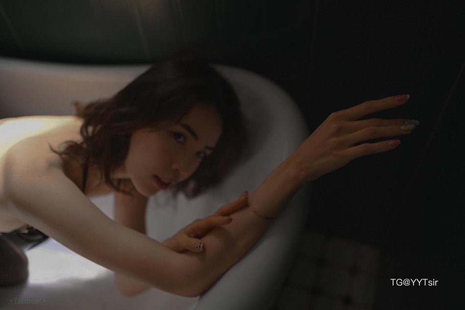 Lumos 2024-04-20 10:29:41 浴缸写真|光与影的交织中,探索自我🔒🎀 第21张