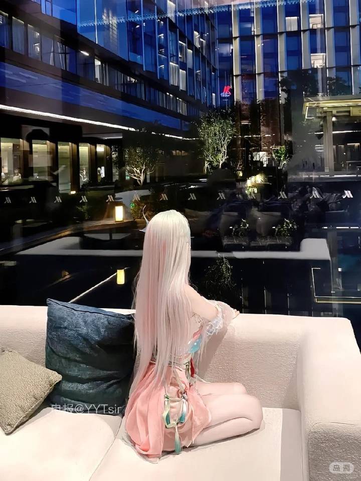 妍瑞诗 | 2026-05-13照片 | 一生傲岸苦不谐