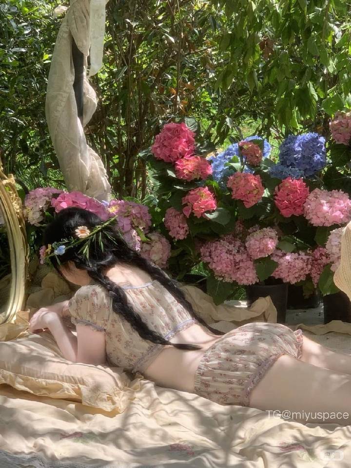 王梦婷 | 2026-05-18照片 云想衣裳花想容 第2张