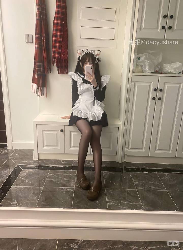 萝闹 | 2026-06-09_1照片 | 彩线轻缠红玉臂