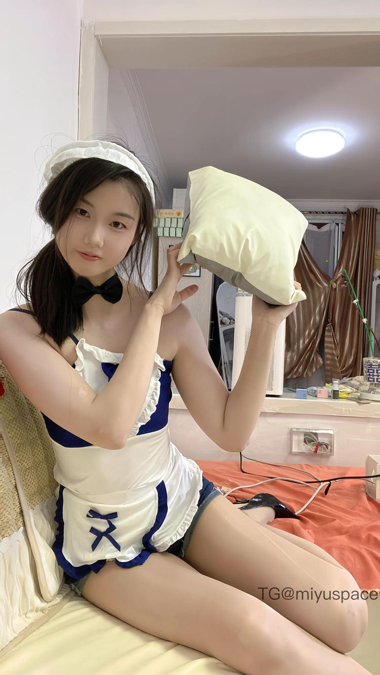 琪昱 | 2026-05-12_1照片 | 风送梅花过小桥