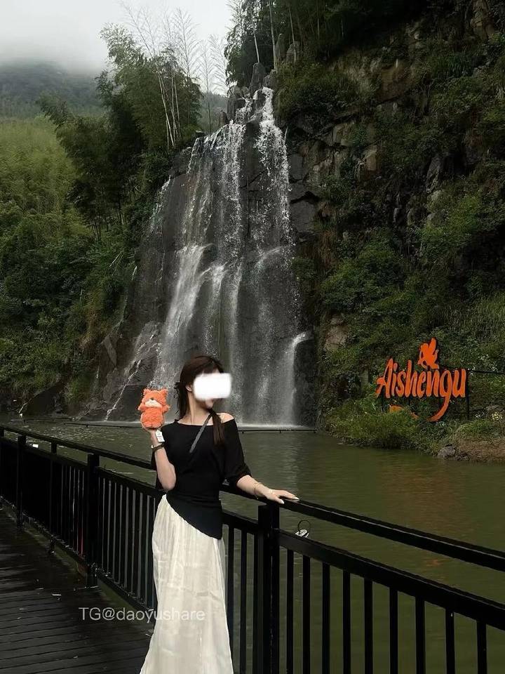 小豆包包哦 | 2026-05-23_3照片 | 月色灯山满帝都
