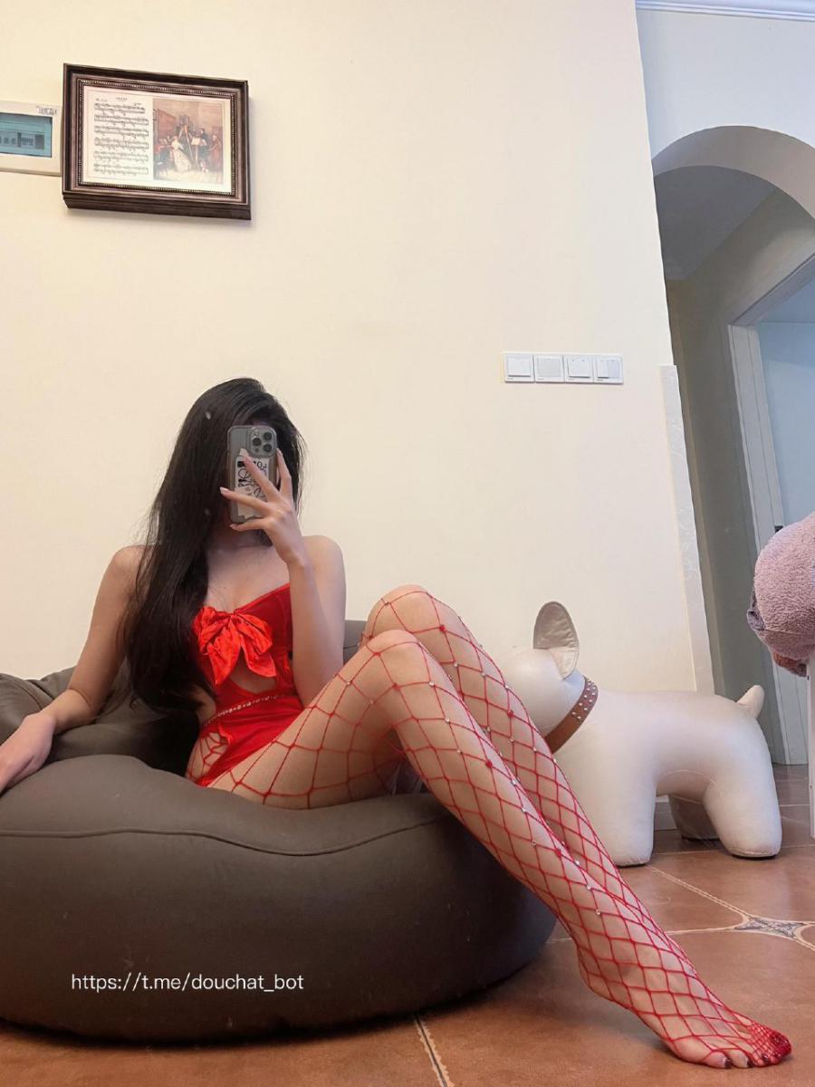 纪念小小V 2024-05-06 17:47:50 红色情趣肚兜+渔网丝袜 第6张