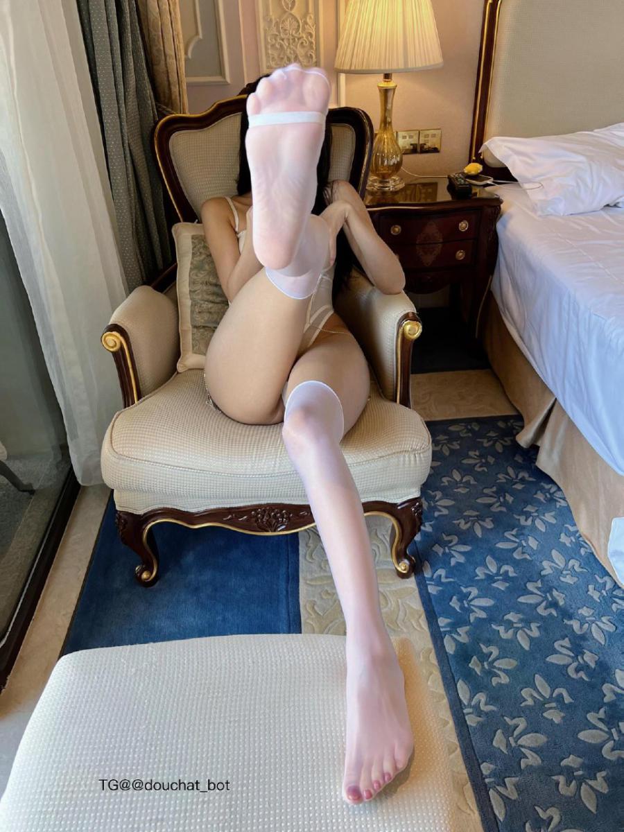 纪念小小V 2024-05-21 20:29:10 连体纱感tou视丁字💥白色丁字卡在蜜桃里 第9张