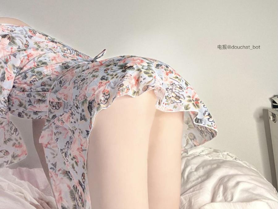 相扑猫 2024-05-06 17:17:19 空心碎花裙🤭十分清纯空荡荡的蜜桃毫无遮拦 第1张