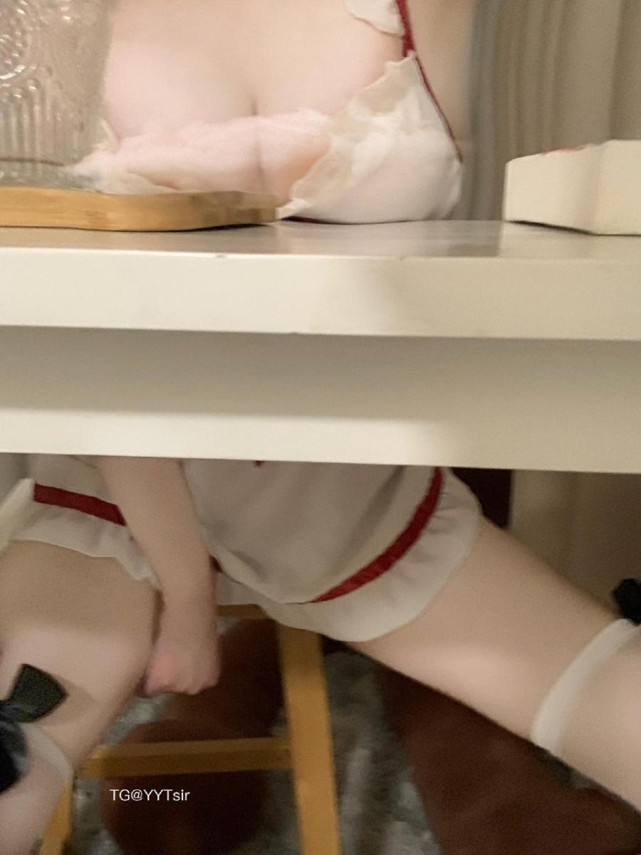 相扑猫 2024-06-21 18:53:32 前面是个吊带小围裙,后面一整个大镂空➕一根绳系👙 第9张