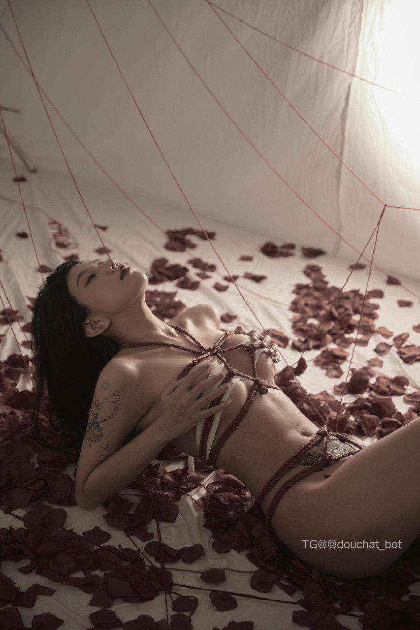 鱼神 2024-07-18 13:28:46 绳艺+玫瑰🌹真的超级考研颜值与身材的一组 鱼神鱼 鱼鱼的秘密鱼鱼的秘密 第2张