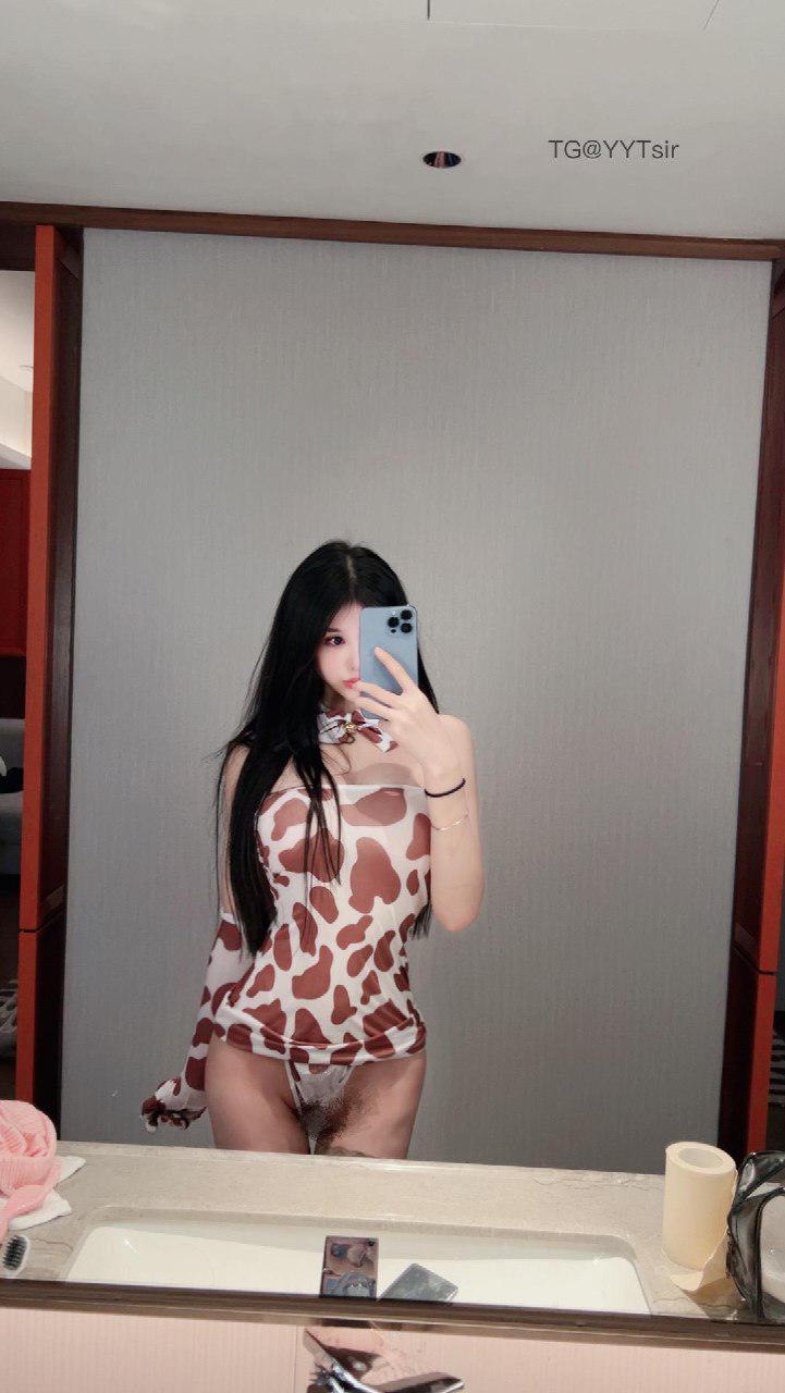 沈汝凡 2024-08-13 16:25:16 性感奶牛齐屁包臀裙🥛➕一根绳丁字 沈汝凡超哇噻 第8张