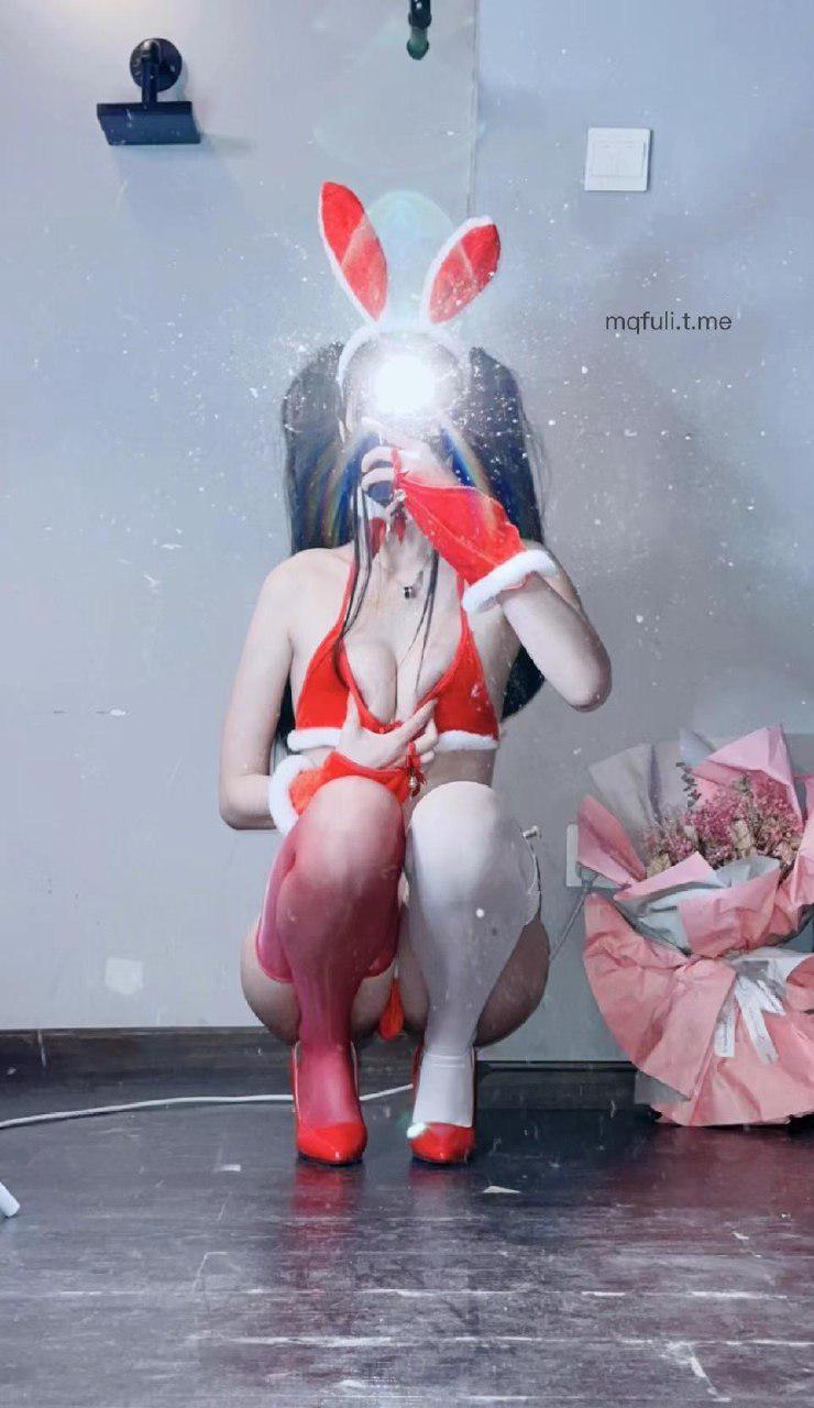 小艾根本吃不饱 2024-08-27 16:42:49 红色三点式系绳比基尼萝莉🧸高能产出 第10张