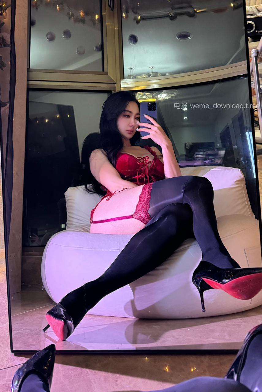 小悦悦阿 2024-08-03 09:24:48 红色丝绒绑带开衩➕网纱钢圈绑带拼接环腿套 第3张