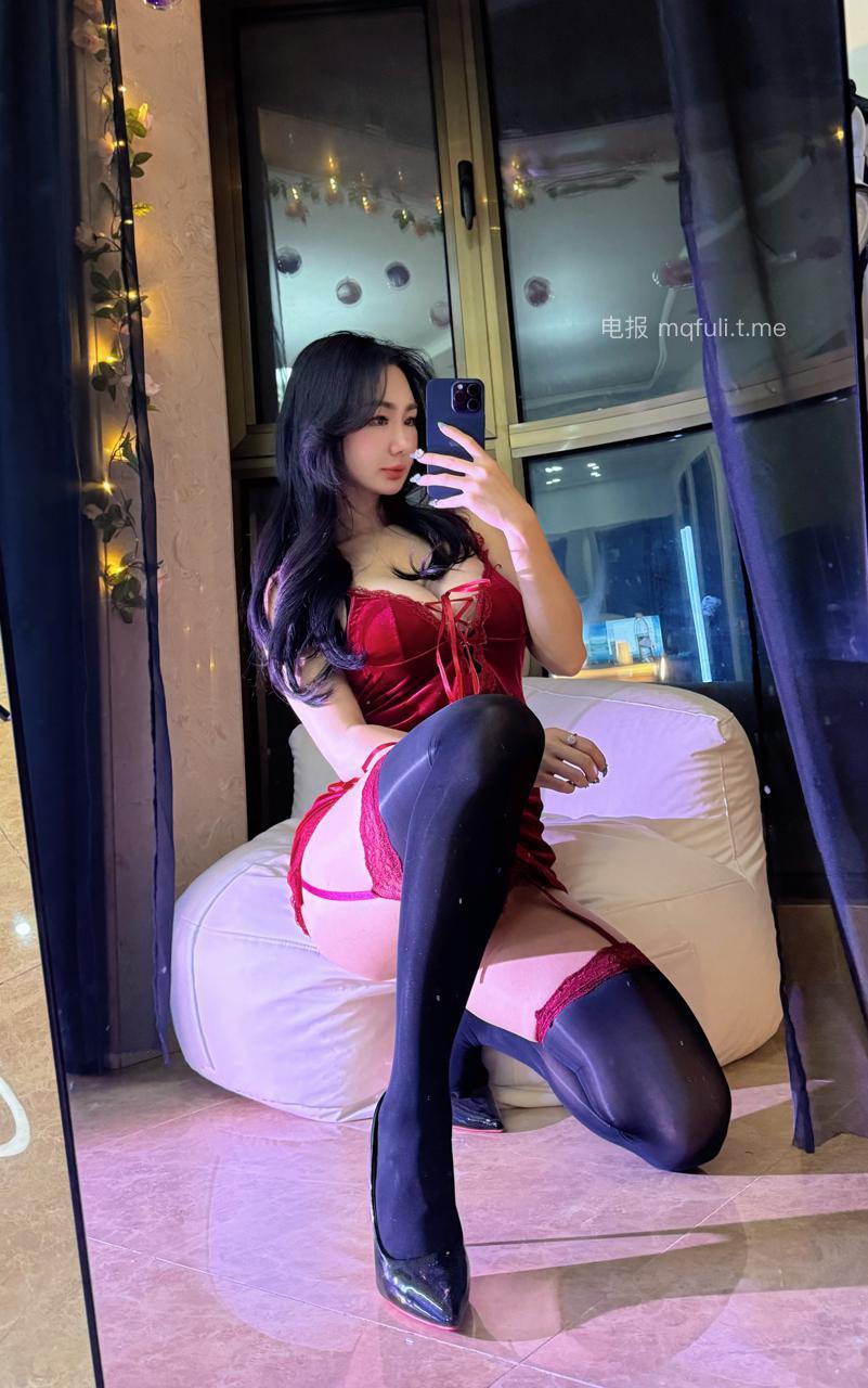 小悦悦阿 2024-08-03 09:24:48 红色丝绒绑带开衩➕网纱钢圈绑带拼接环腿套 第11张