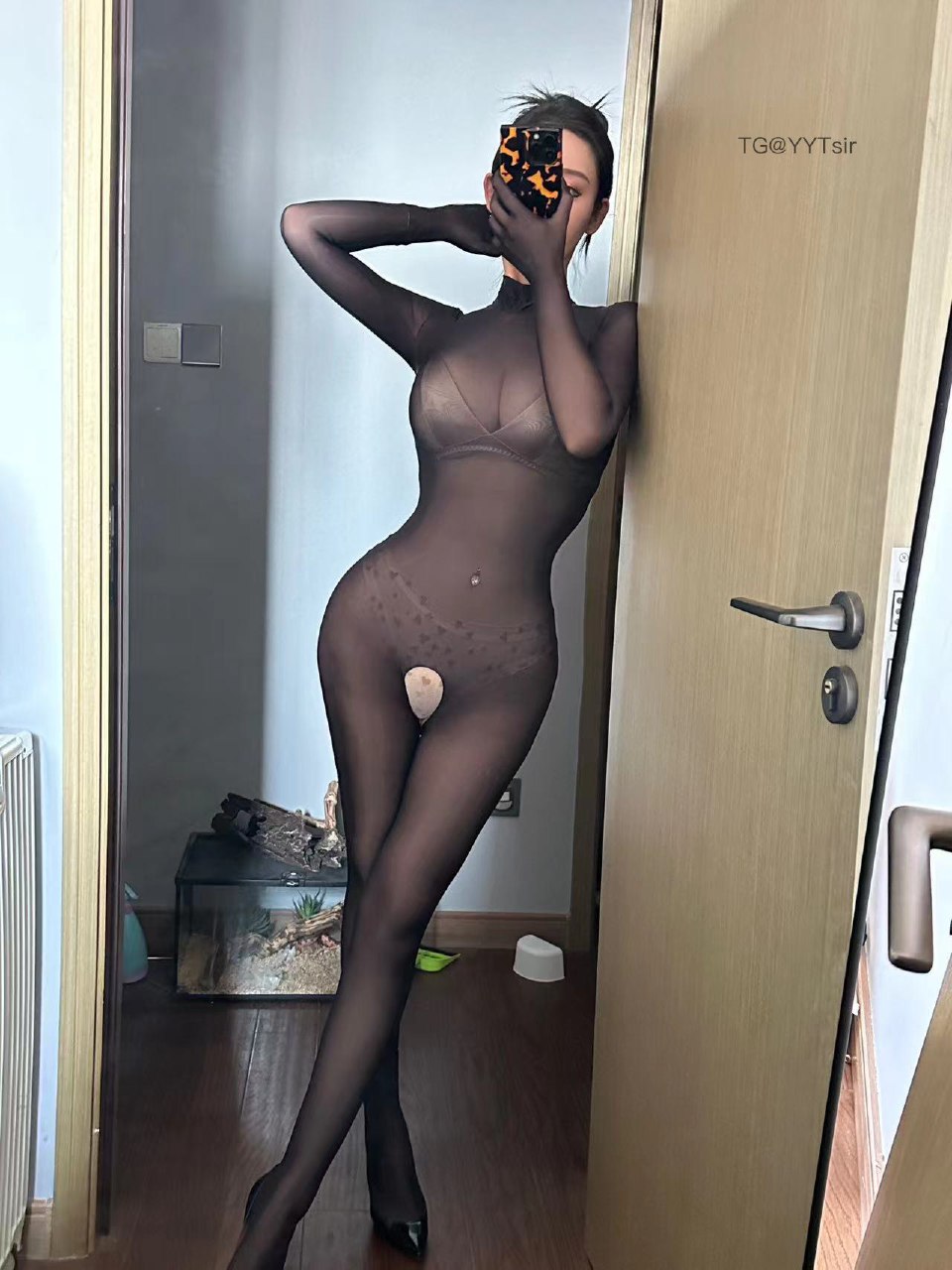 不爱笑的赛琳 2024-09-24 17:00:28 针丝滑油亮束缚包手薄连体衣 第4张