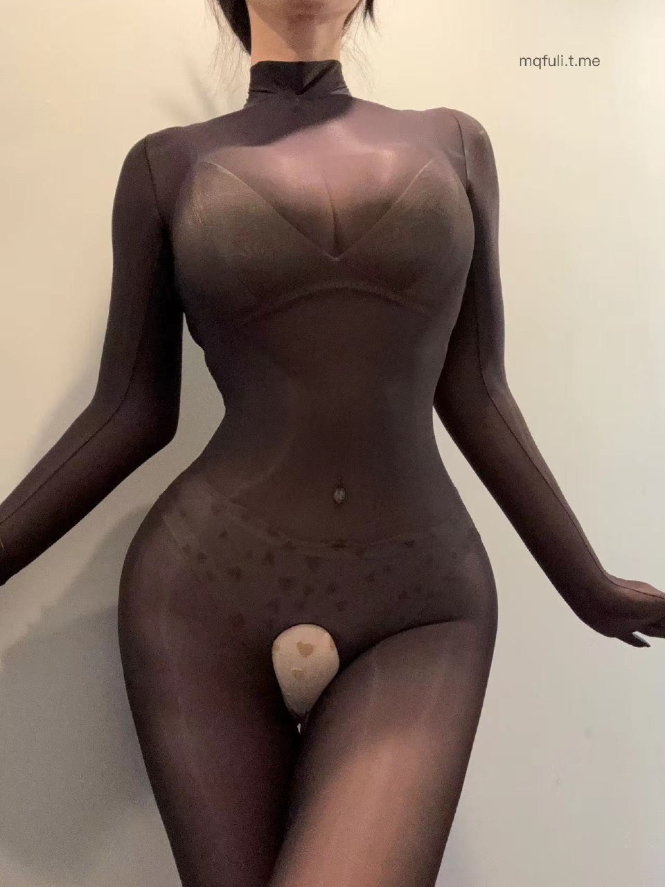 不爱笑的赛琳 2024-09-24 17:00:28 针丝滑油亮束缚包手薄连体衣 第5张