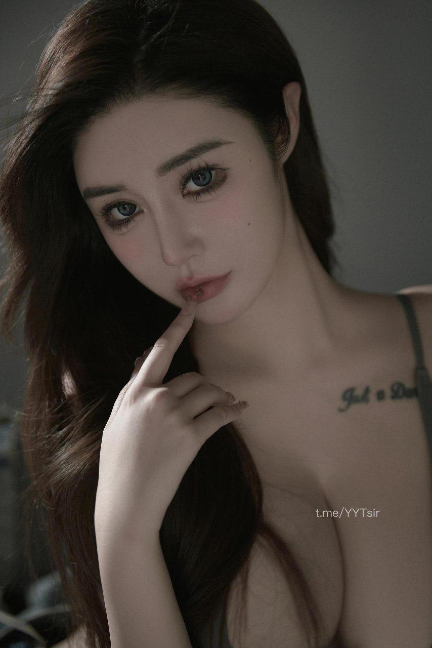 杉杉超辣 2024-09-12 14:39:01 牛仔写真 运动抹胸饱满🐻 第8张