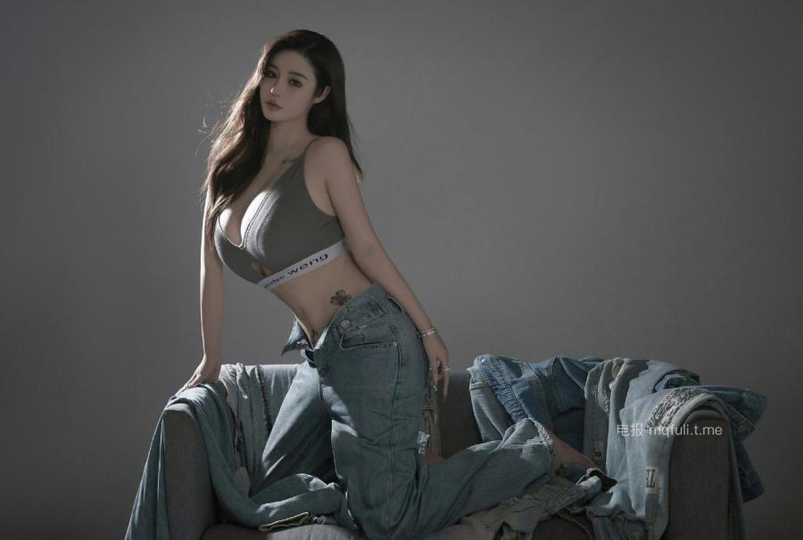 杉杉超辣 2024-09-12 14:39:01 牛仔写真 运动抹胸饱满🐻 第1张