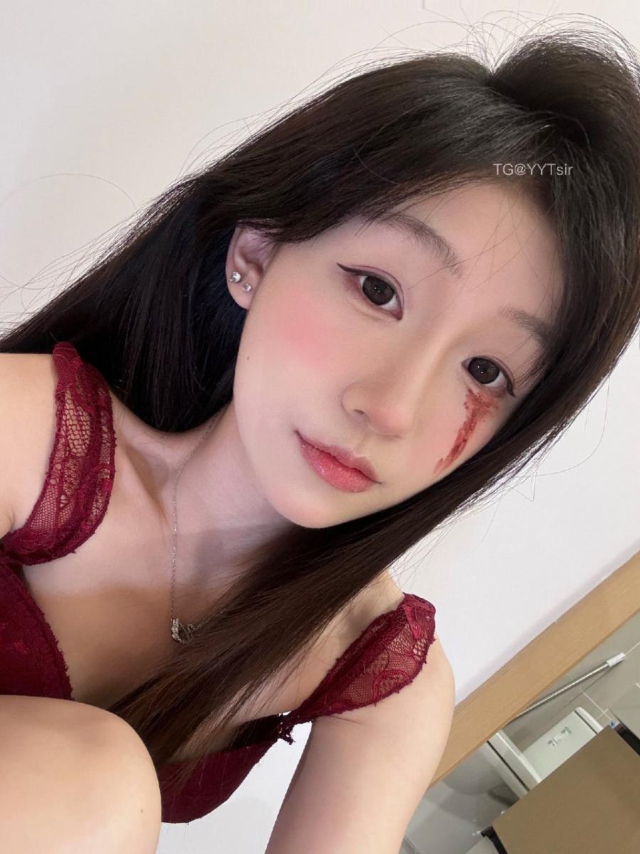 别拔虎牙 2024-11-01 18:12:45 红色性感小吊带㊙️➕黑色蕾丝小短裤 第7张