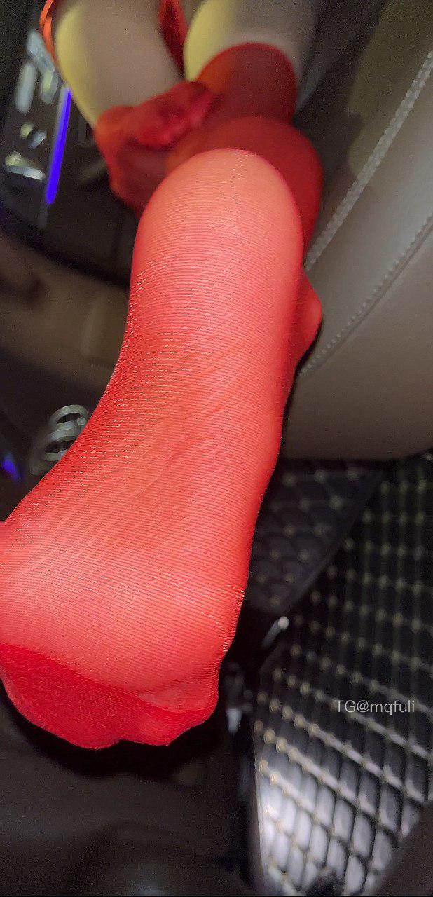 女刺客 2024-11-09 11:49:19 红的吊带裙露背和辟谷装😊一根红色丁字+红色丝袜 女刺客圈圈 第11张