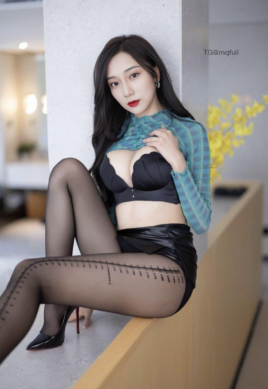 杨桃长大了 2024-12-24 01:20:25 蓝绿上衣搭配黑色短裙旅拍 第6张