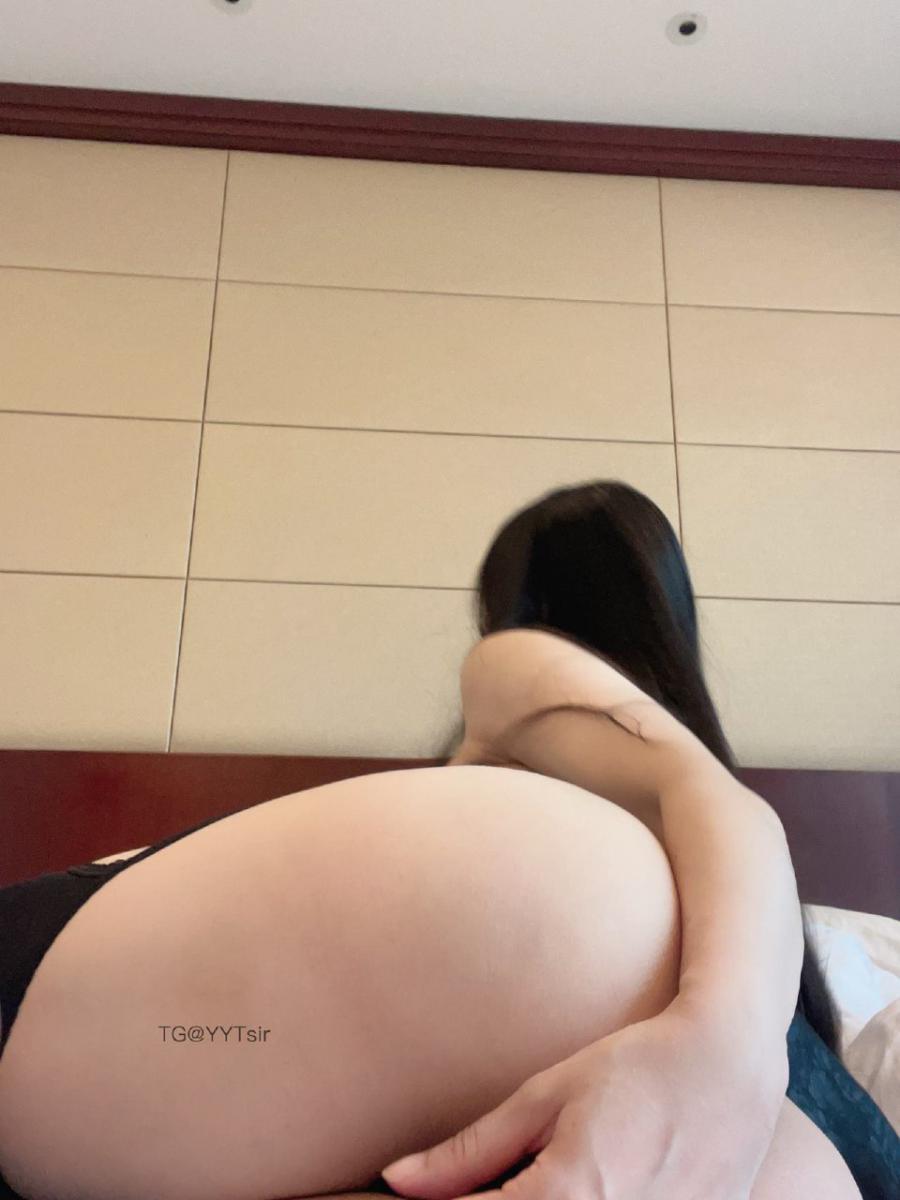 宝儿茹 2025-01-10 00:11:14 黑色蕾丝丝滑高开叉小睡裙配上吊带丝 宝儿茹171健身 第24张