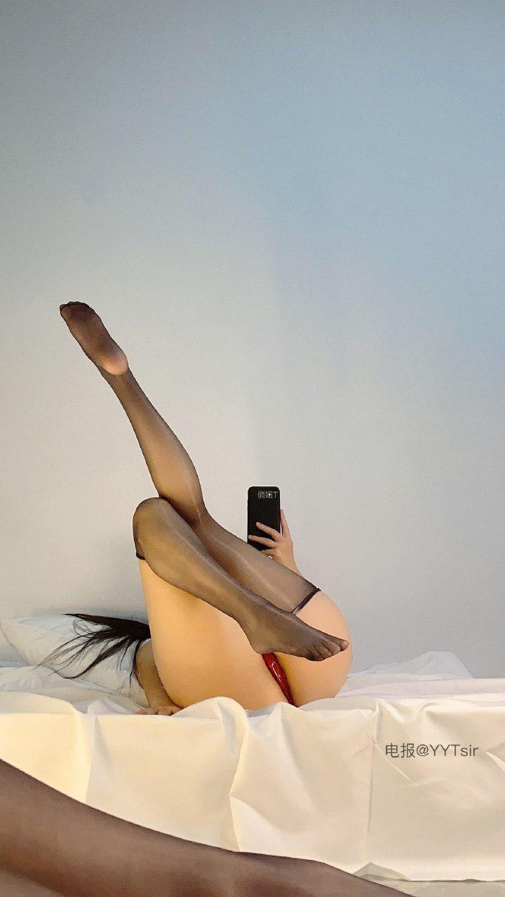 俏妞qiaoniuTT 2025-01-09 01:17:12 红与黑的交织 红色连体衣💋勾勒出 的曲线 第5张