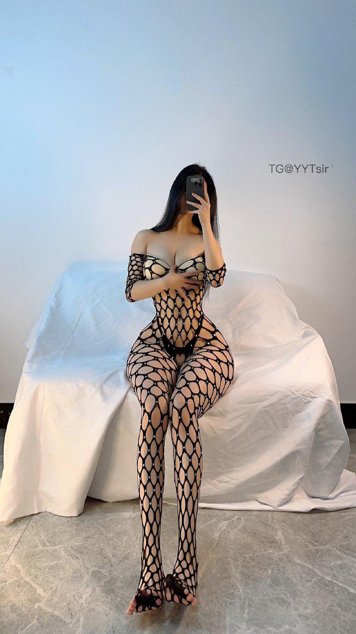 俏妞qiaoniuTT 2025-01-09 01:17:12 红与黑的交织 红色连体衣💋勾勒出 的曲线 第12张