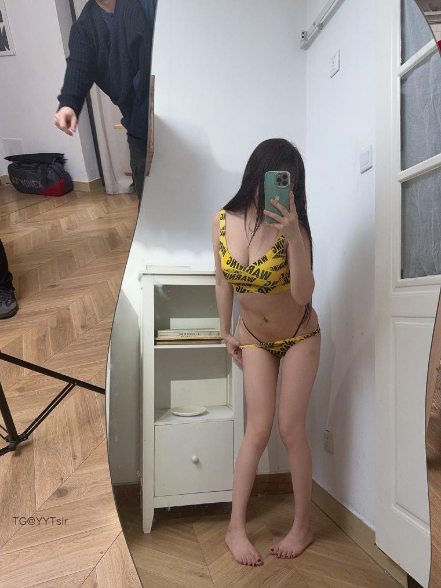 Tina很妖孽呀 2025-01-20 22:18:08 黄色字母比基尼👙多角度拍摄 Tina棉花糖呀 第3张