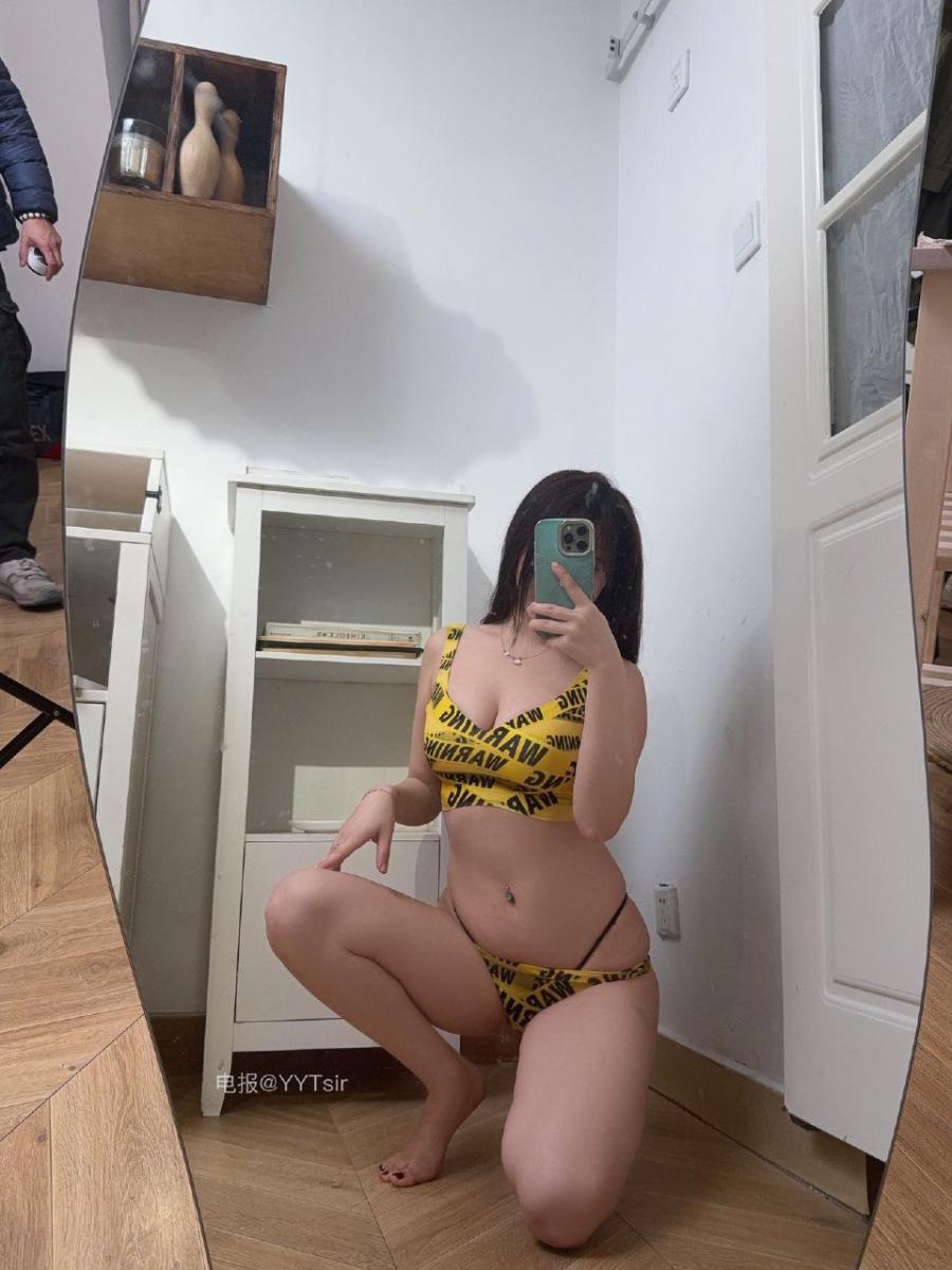 Tina很妖孽呀 2025-01-20 22:18:08 黄色字母比基尼👙多角度拍摄 Tina棉花糖呀 第1张