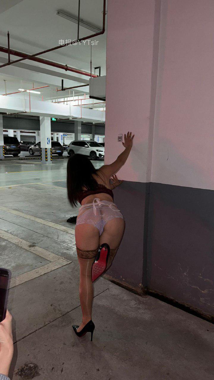 申辣辣 2025-01-21 00:24:29 姐妹👭车库疯狂怼拍路人甲看到都亮瞎眼 第2张