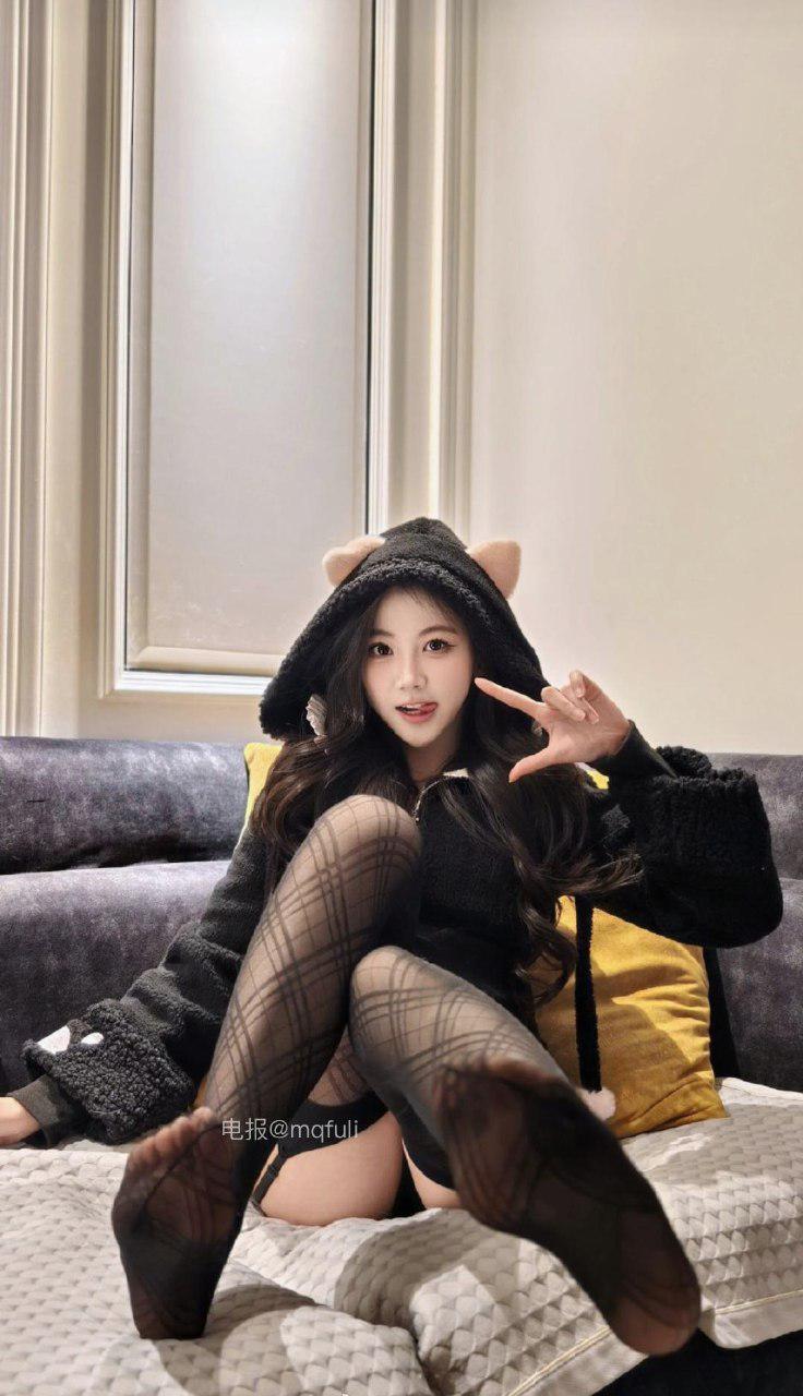 刘二萌 2025-02-01 15:14:25 黑丝连体⑧ 第2张