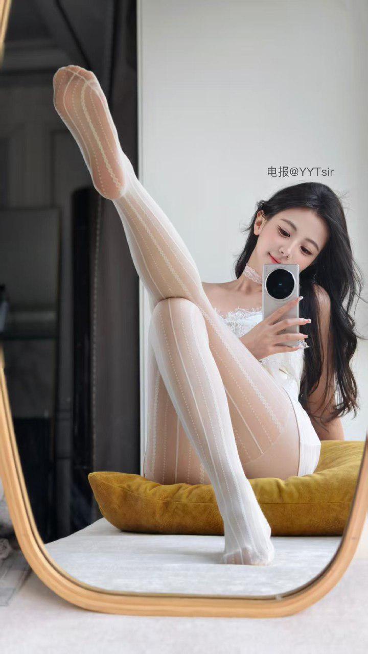 刘二萌 2025-02-10 22:43:03 性感情趣吊带丝袜‼️白色蕾丝👙蜜桃怼镜