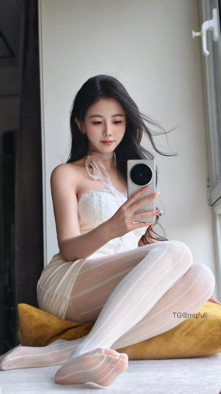 刘二萌 2025-02-10 22:43:03 性感情趣吊带丝袜‼️白色蕾丝👙蜜桃怼镜 第10张