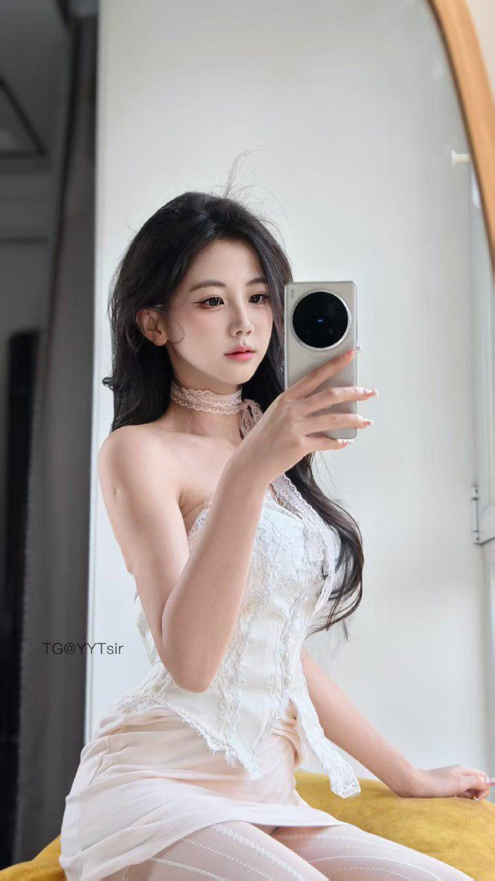 刘二萌 2025-02-10 22:43:03 性感情趣吊带丝袜‼️白色蕾丝👙蜜桃怼镜 第15张