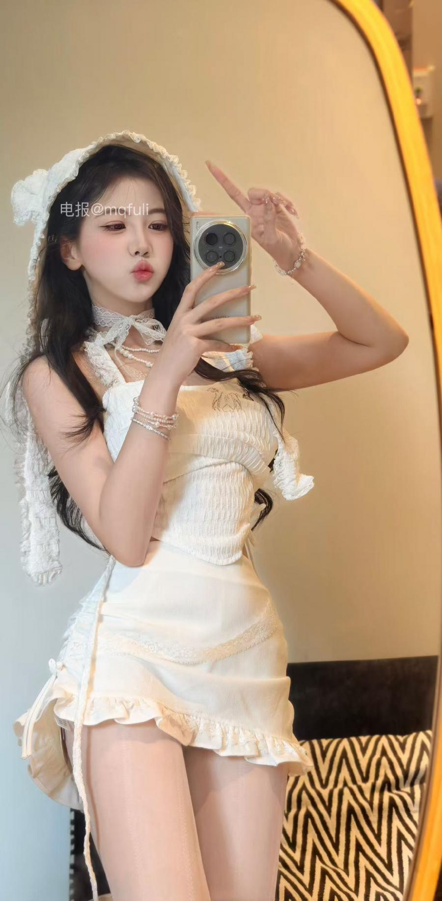 刘二萌 2025-02-10 22:18:42 情趣秘书装😍白色嫩足➕双秀峰🐻