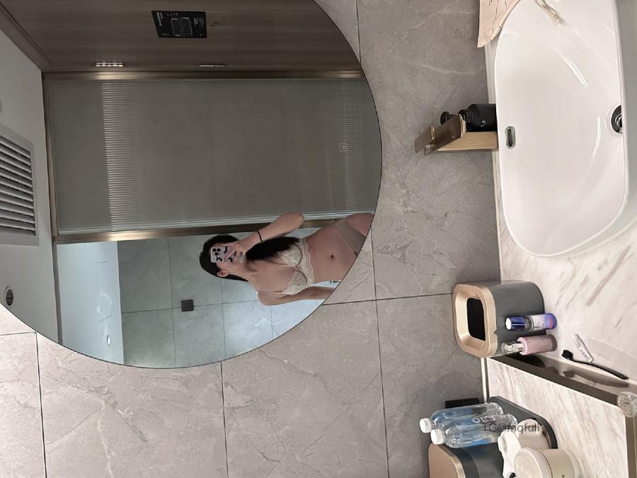 玫桃泡芙 2025-02-07 16:23:57 透视装劲显风情 第4张