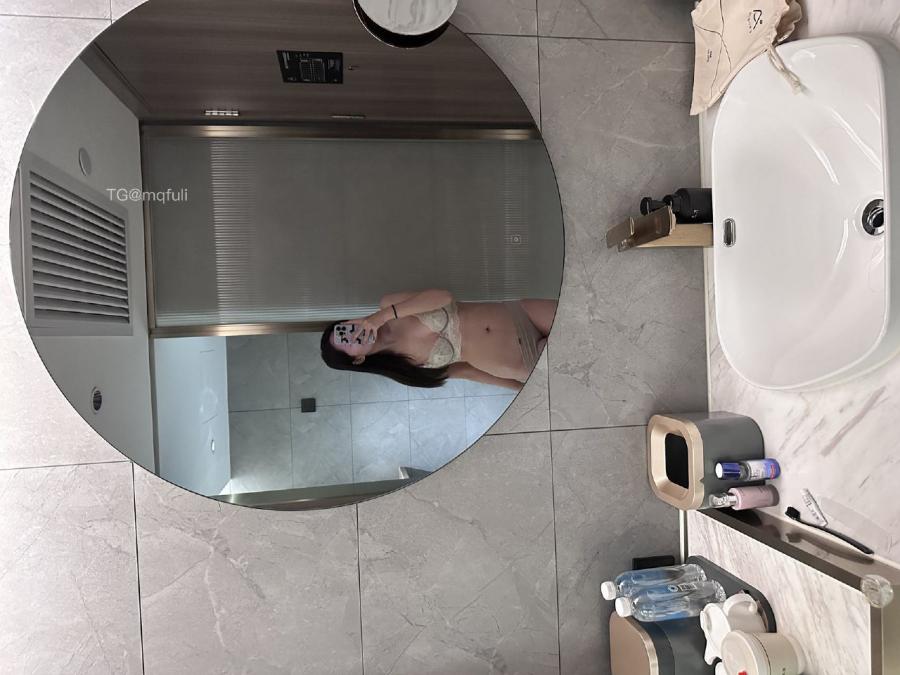 玫桃泡芙 2025-02-07 16:23:57 透视装劲显风情 第2张