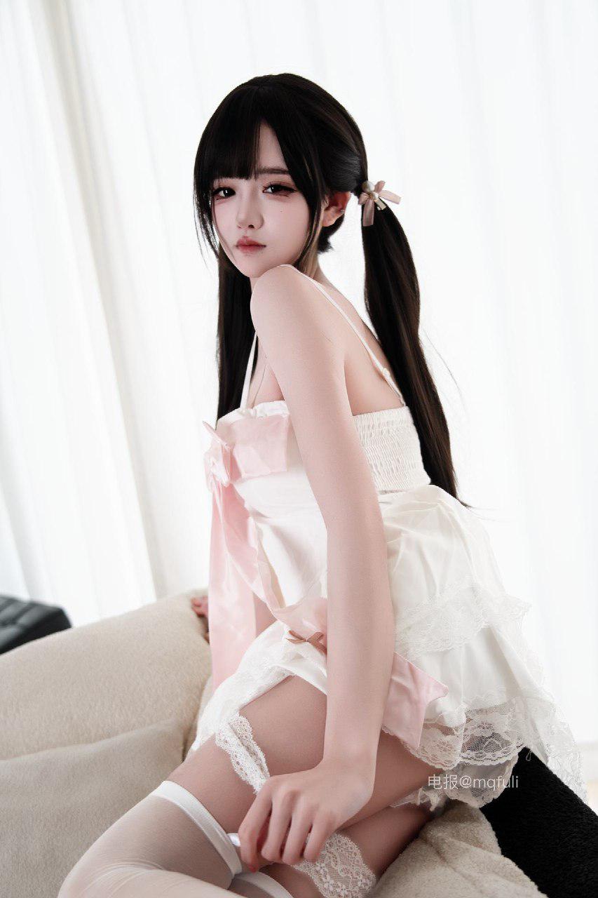 孟程程 2025-02-22 13:20:03 白色蕾丝睡裙👗白丝玉足 第3张