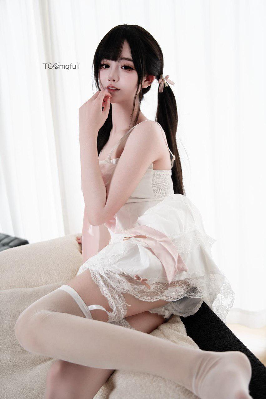 孟程程 2025-02-22 13:20:03 白色蕾丝睡裙👗白丝玉足 第12张