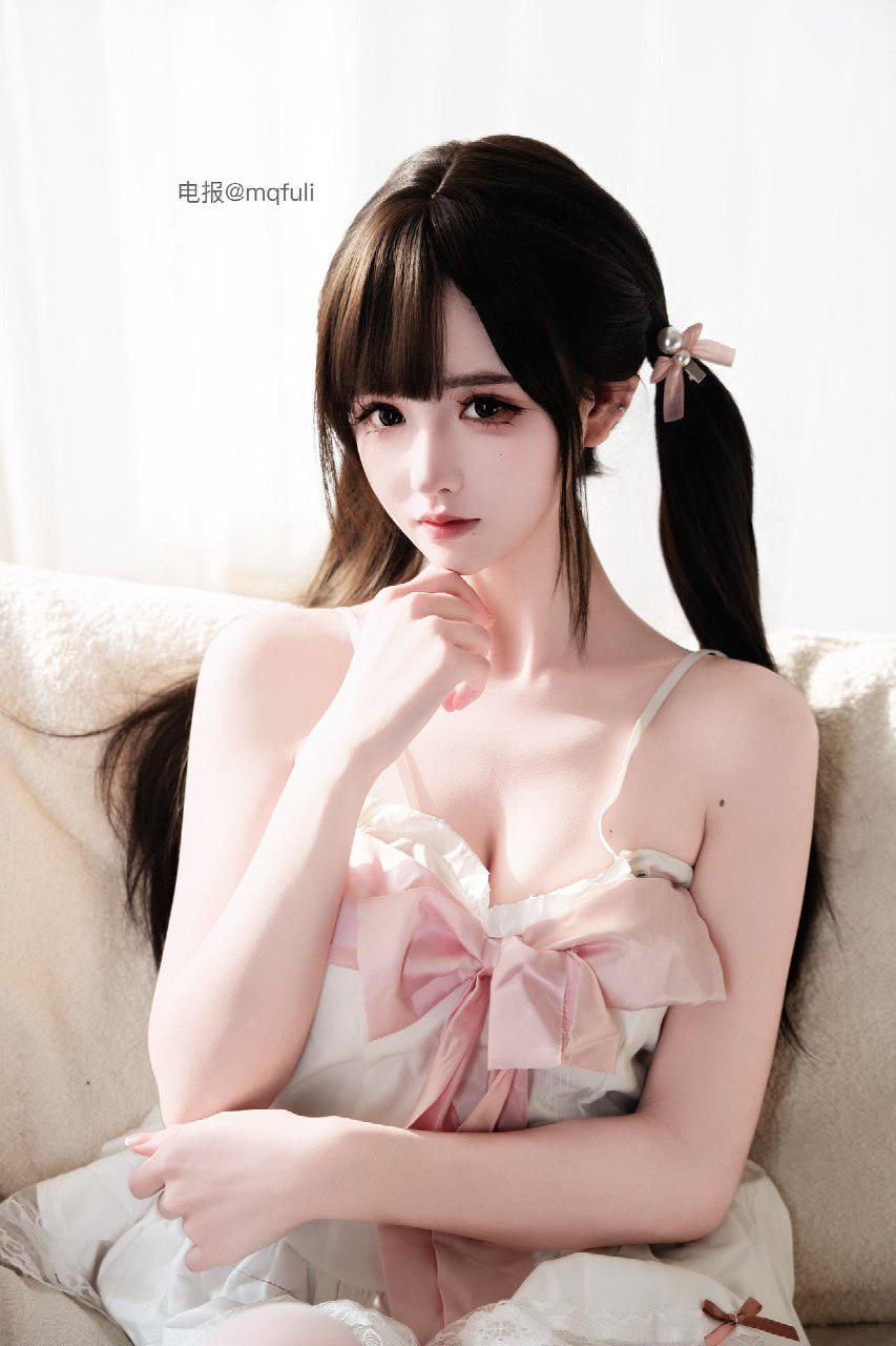 孟程程 2025-02-22 13:20:03 白色蕾丝睡裙👗白丝玉足 第6张