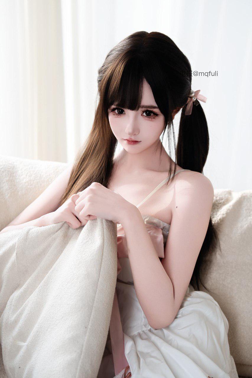 孟程程 2025-02-22 13:20:03 白色蕾丝睡裙👗白丝玉足 第14张