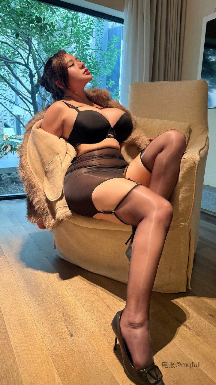 水蜜桃米米 2025-02-20 15:09:13 居家系列黑丝➕比基尼👙蜜桃臀 第21张